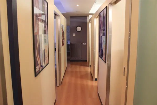 Il corridoio del centro con le porte delle cabine