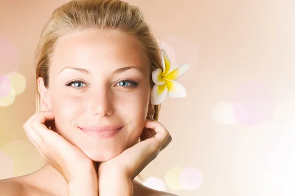 Volto femminile luminoso con sopracciglia definite